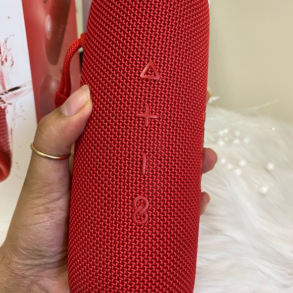 JBL FLIP6 Portable Waterproof Speaker - Red - Picture 4 of 15